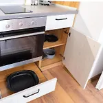 New Modern & Cozy With Free Private Parking And Ev Charging Station דירה *