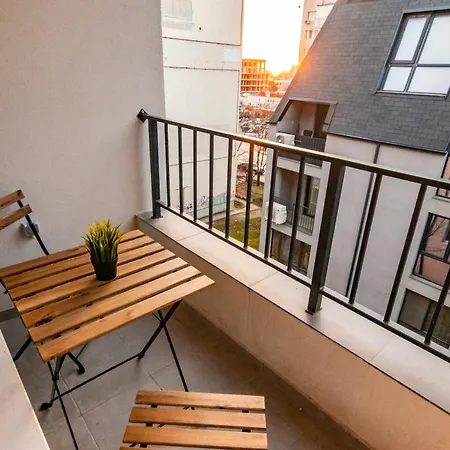 아파트 New Modern & Cozy With Free Private Parking And Ev Charging Station